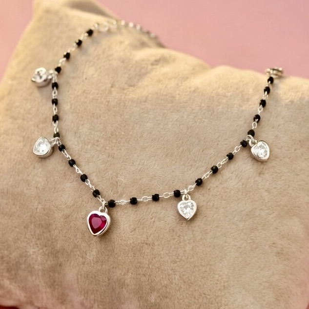 Elegant Heart Charm Bracelet in Gold